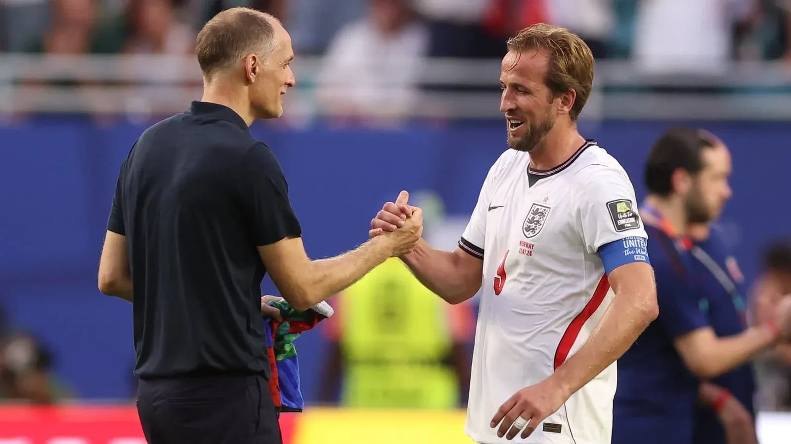 Entrenador y jugador de Inglaterra se saludan tras partido