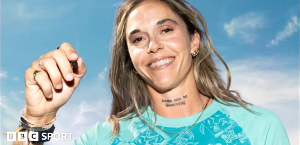 Atleta sonriendo y levantando un bolígrafo