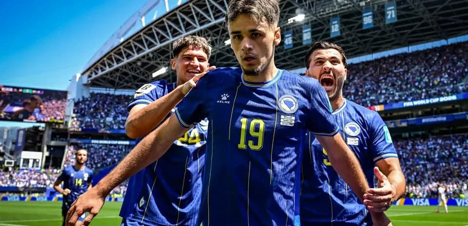 Jugadores de Bosnia celebrando un gol en el estadio