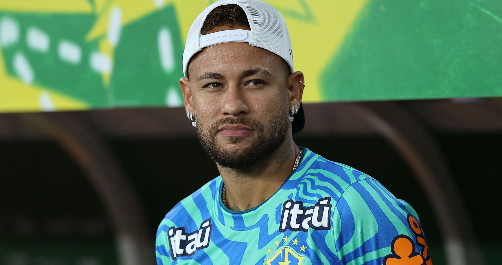 Neymar en conferencia de prensa con camiseta de Brasil