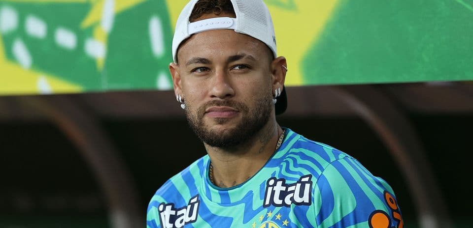 Neymar en conferencia de prensa con camiseta de Brasil