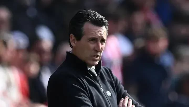 Entrenador observando el partido desde la banda