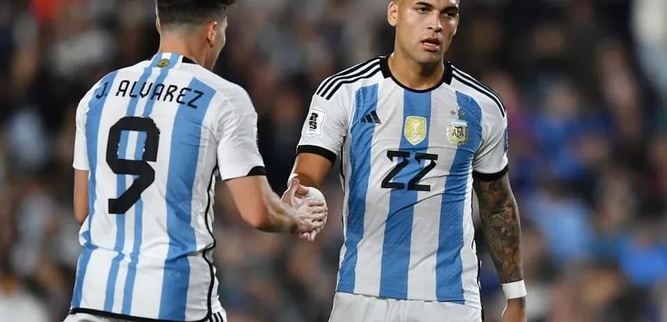 Jugadores de Argentina se saludan durante el partido
