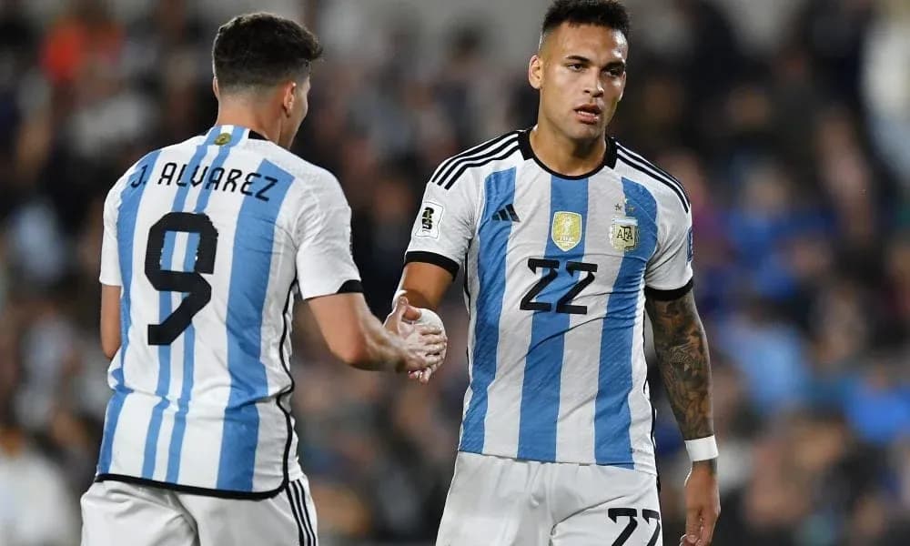 Jugadores de Argentina se saludan durante el partido