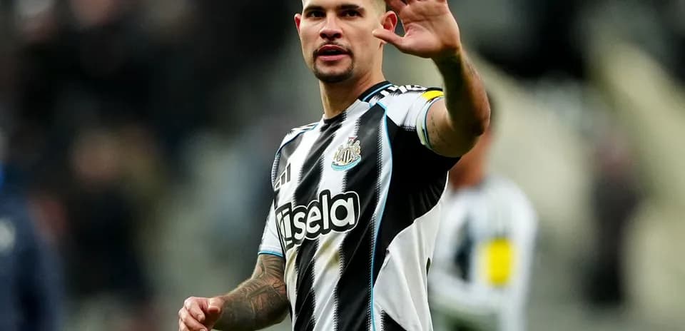 Jugador de Newcastle saludando al público durante el partido