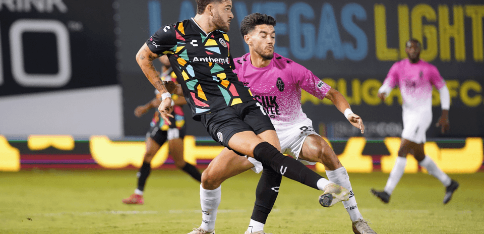 Jugadores compitiendo en el partido de fútbol