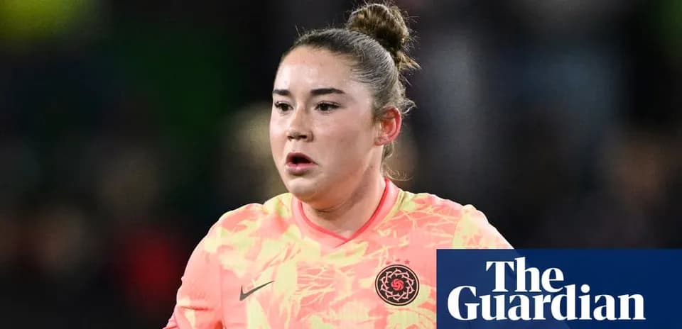 Portera de fútbol con camiseta de entrenamiento rosa