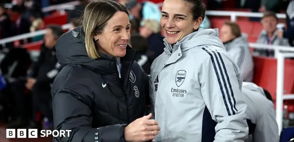 Entrenadoras de Chelsea y Arsenal conversando en el estadio