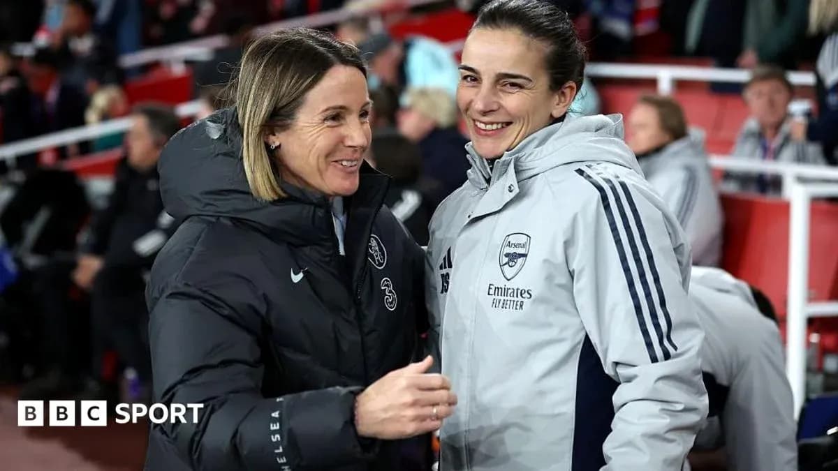 Entrenadoras de Chelsea y Arsenal conversando en el estadio
