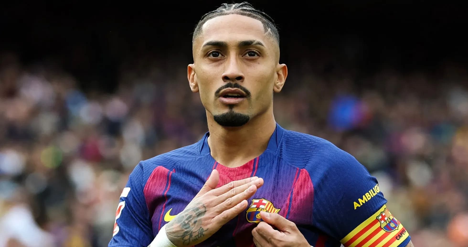 Jugador de Barcelona tocando el escudo del club