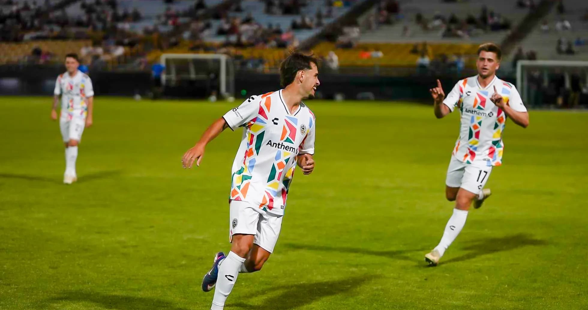 Jugadores celebrando un gol en el partido