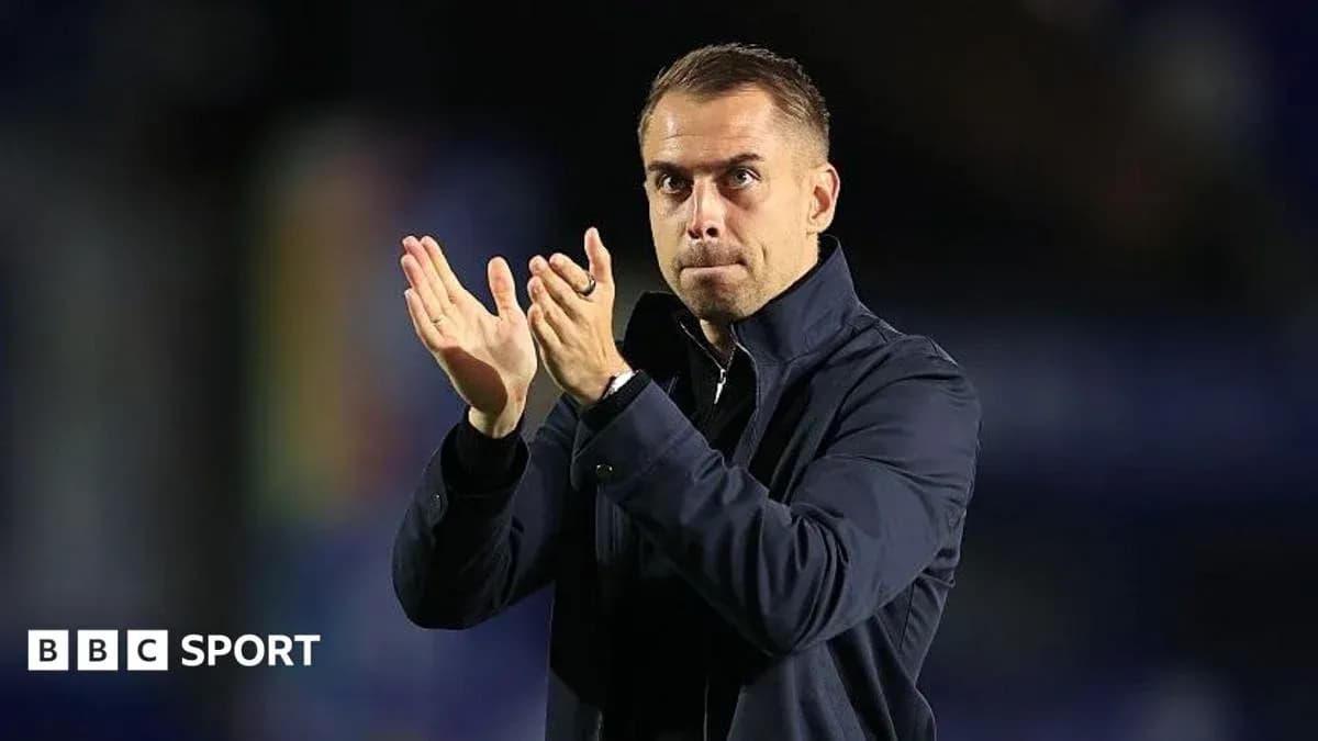 Entrenador aplaudiendo durante un partido