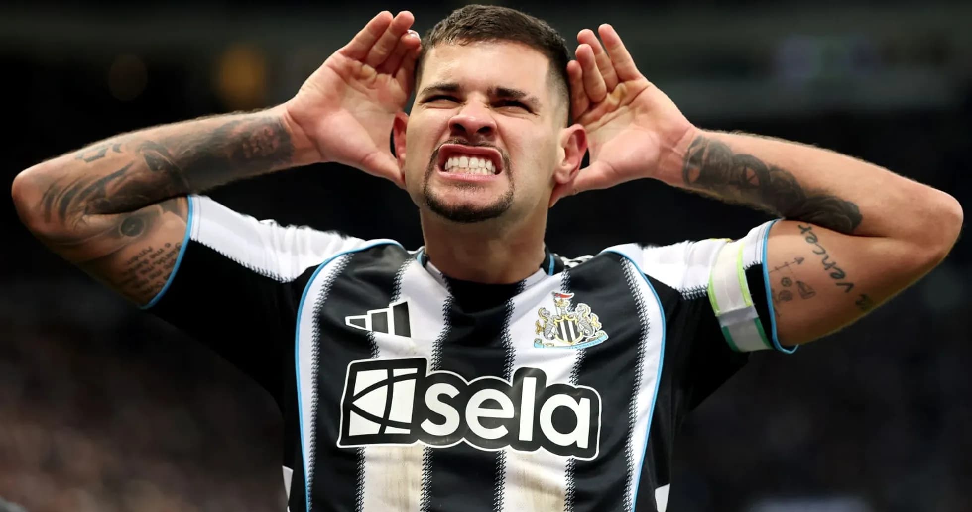 Jugador de Newcastle haciendo gesto a la afición