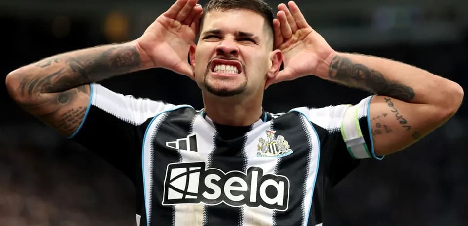 Jugador de Newcastle haciendo gesto a la afición