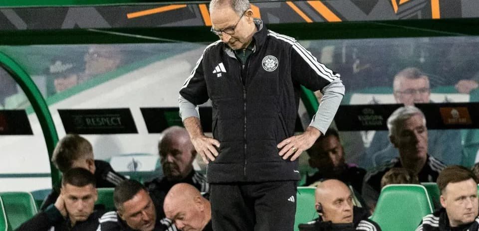 Entrenador de pie en el banquillo durante el partido