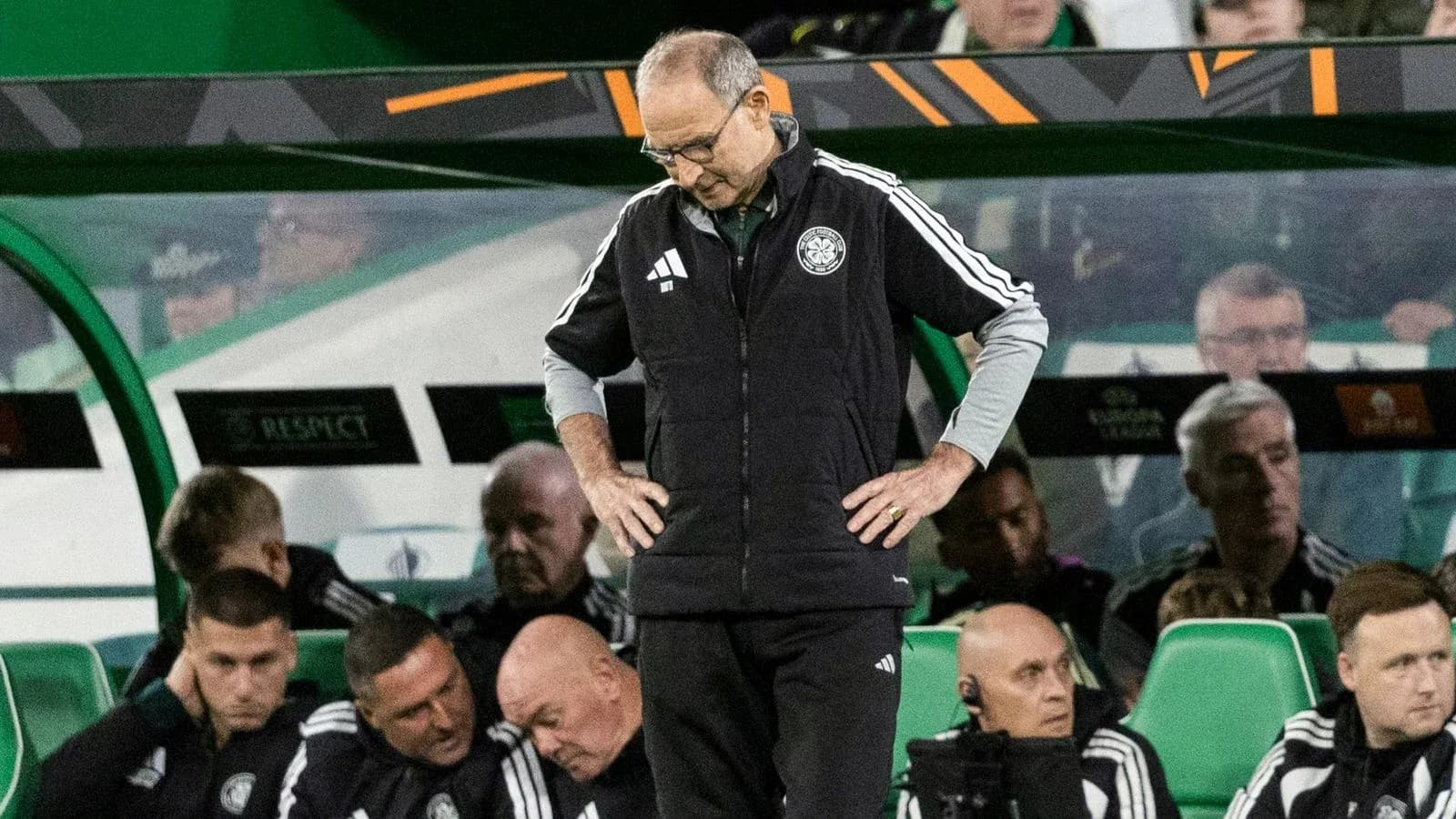 Entrenador de pie en el banquillo durante el partido
