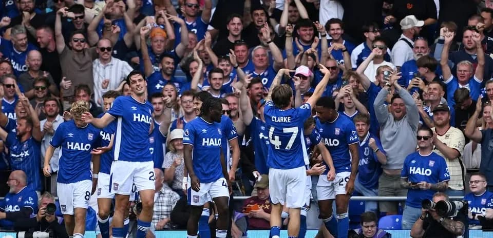 Jugadores de Ipswich celebrando un gol