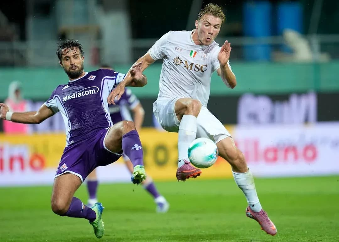 Jugadores de Fiorentina y Napoli en acción