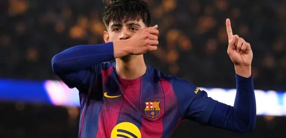 Jugador del FC Barcelona señalando hacia el cielo