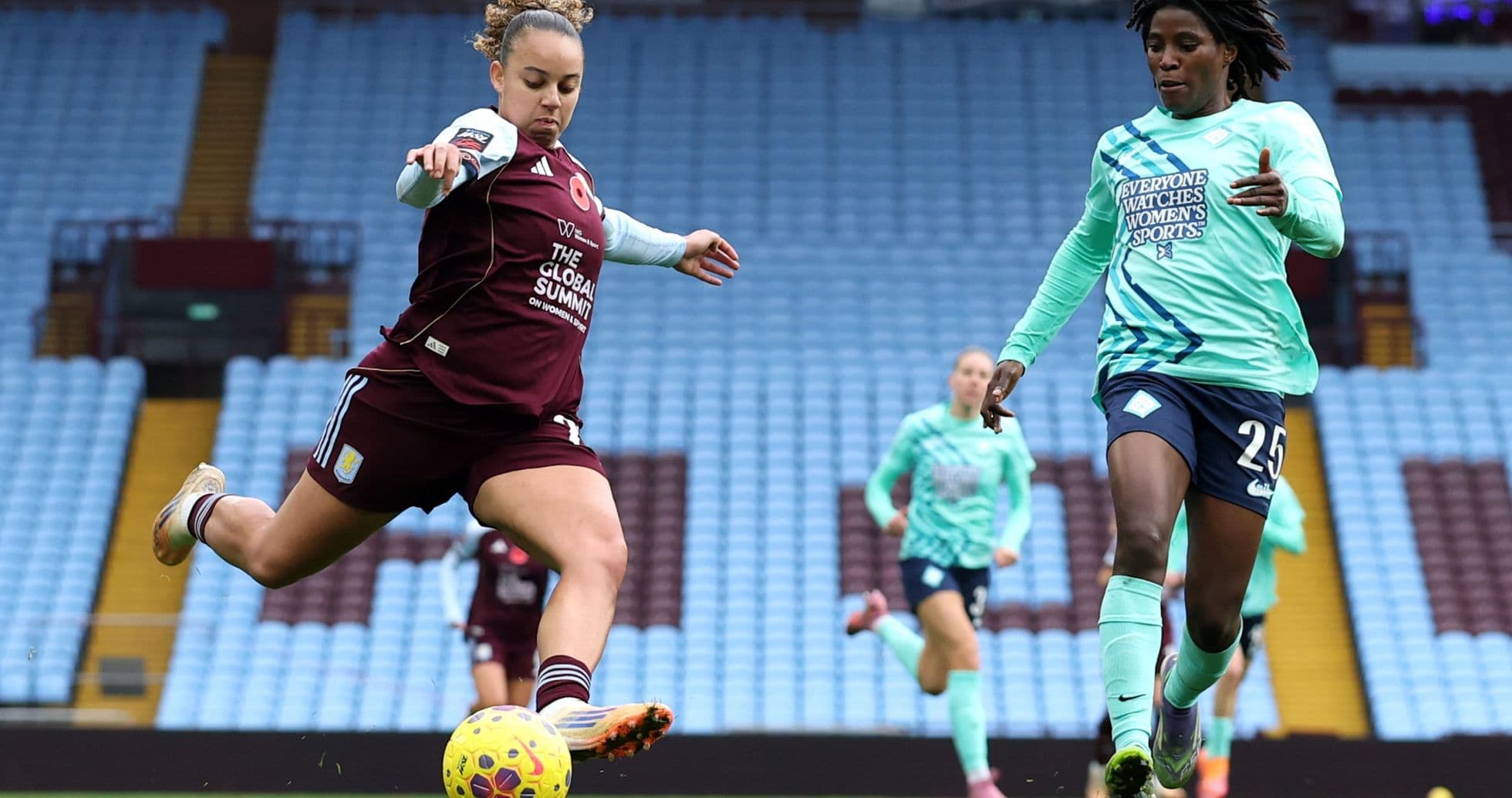 Una jugadora de Aston Villa disparando el balón