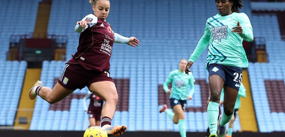 Una jugadora de Aston Villa disparando el balón