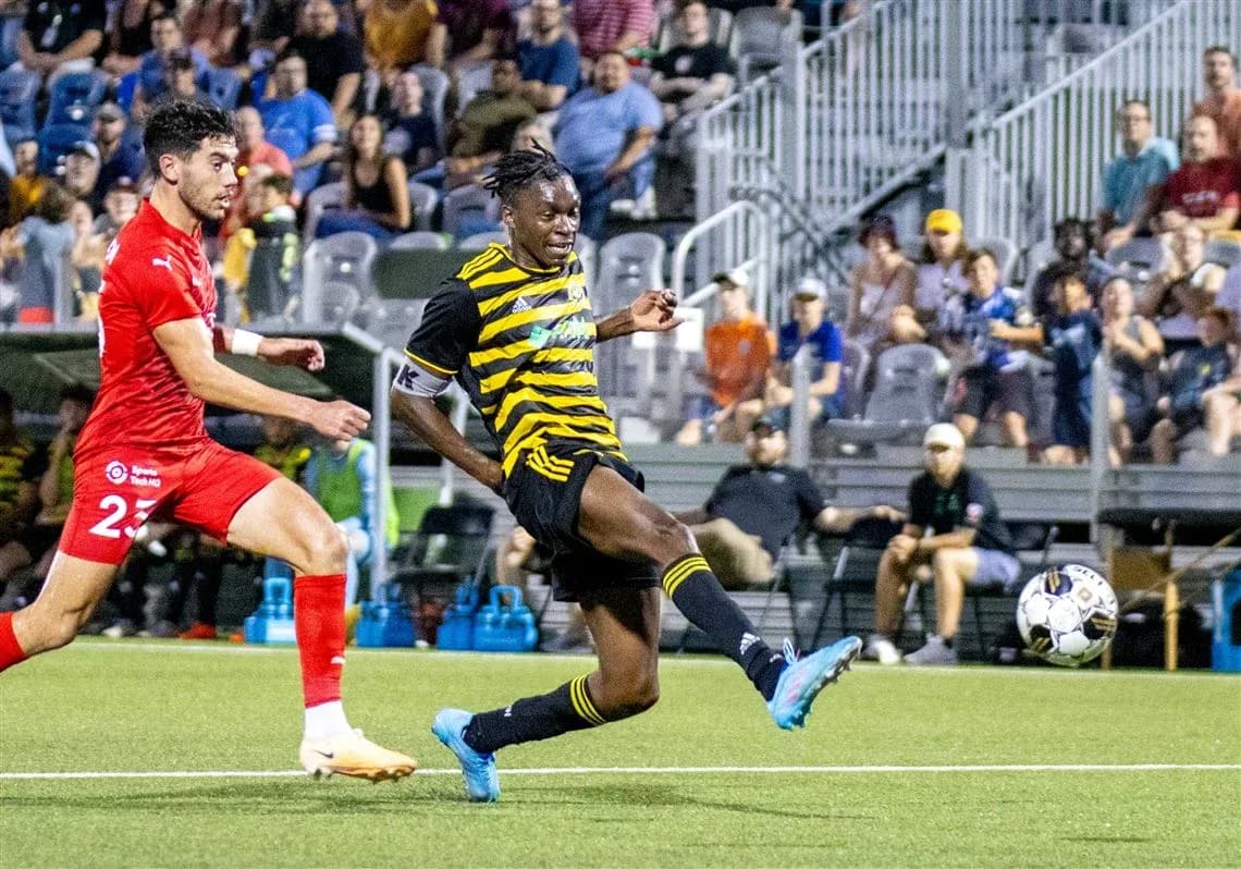 Jugador del Pittsburgh Riverhounds pateando el balón