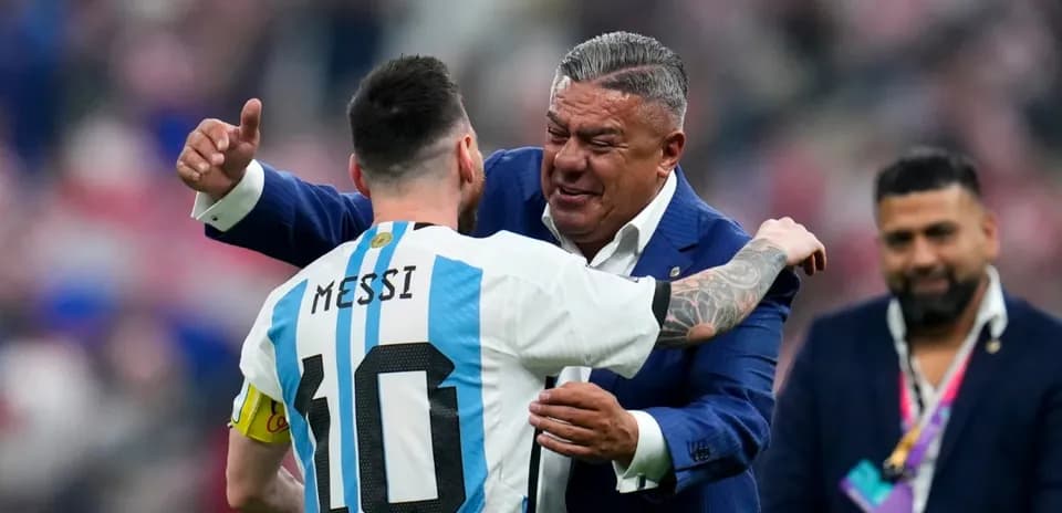 Lionel Messi abrazando a un oficial tras partido