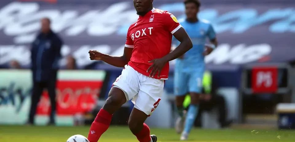 Jugador de Nottingham Forest en acción durante partido