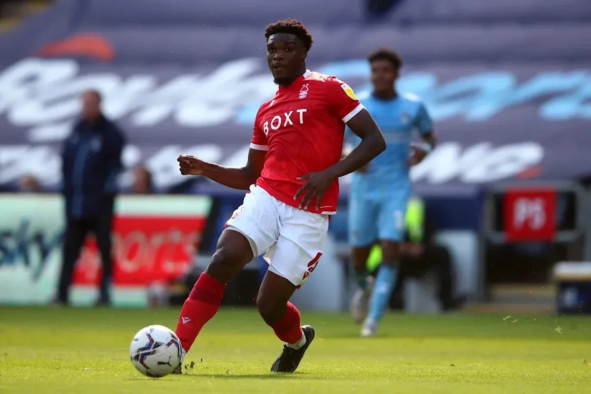 Jugador de Nottingham Forest en acción durante partido