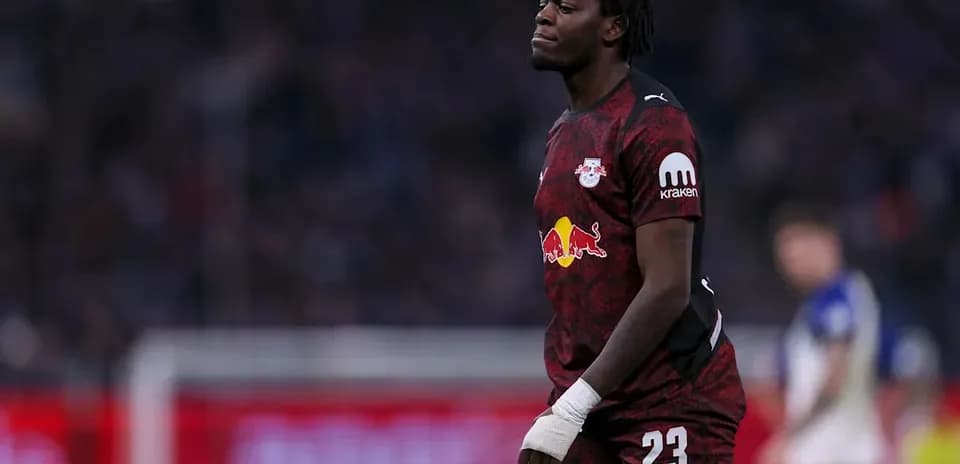 Portero de RB Leipzig con guantes en el campo