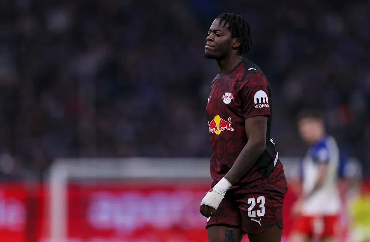 Portero de RB Leipzig con guantes en el campo