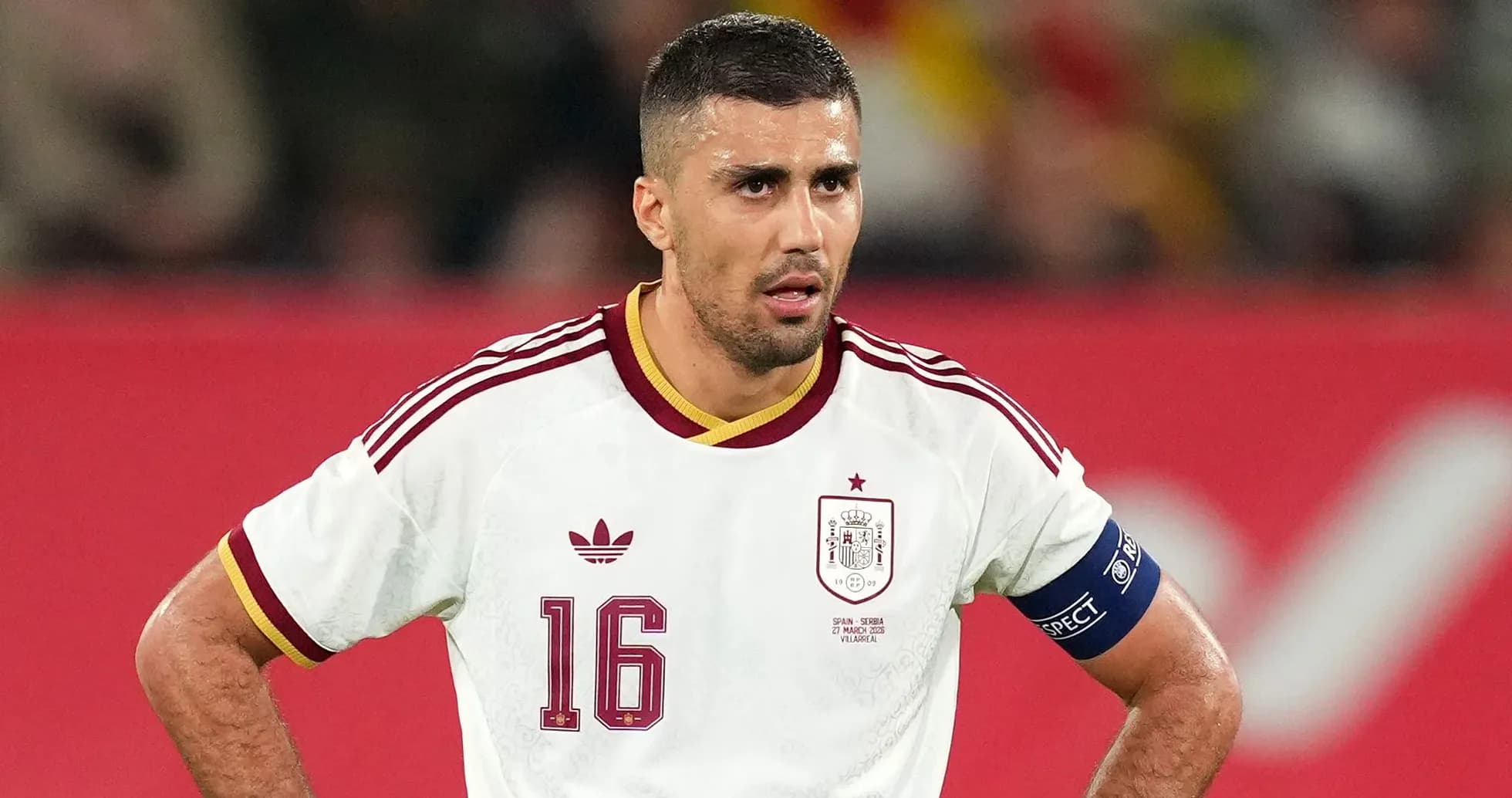 Jugador de España con camiseta blanca en partido