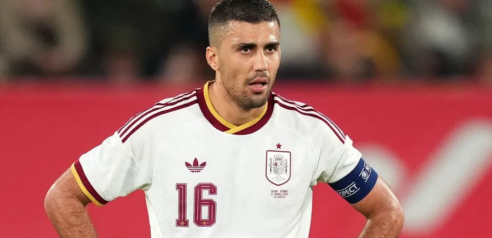 Jugador de España con camiseta blanca en partido