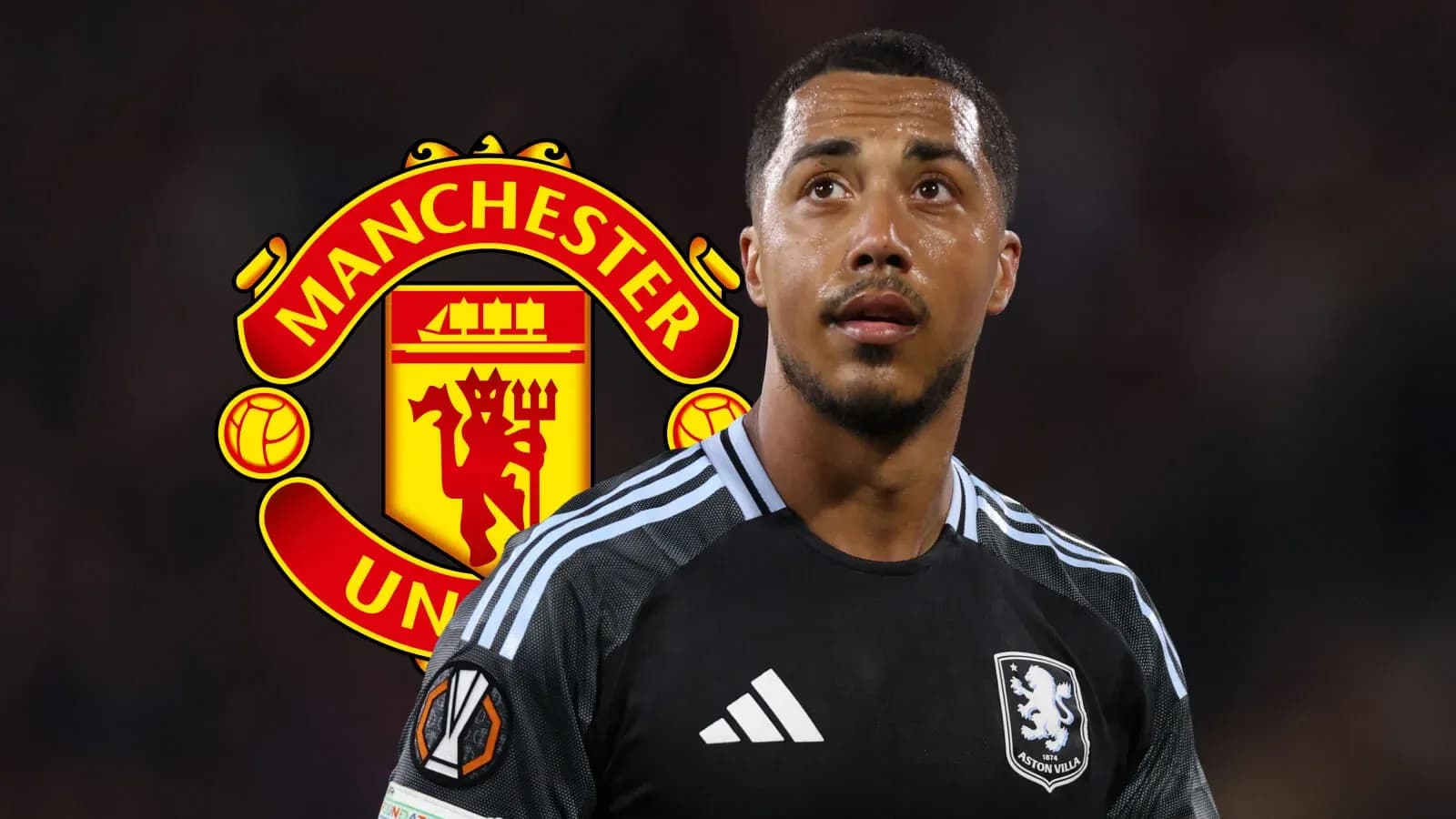 Jugador de Aston Villa con logo de Manchester United