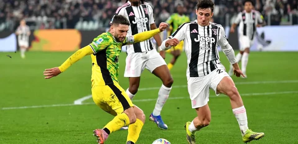 Jugador de Juventus desafiando a rival en el campo