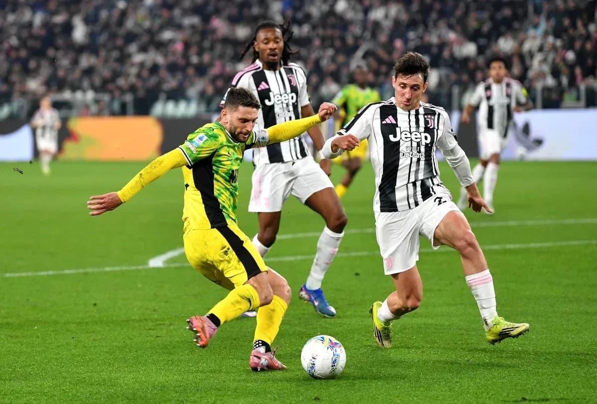 Jugador de Juventus desafiando a rival en el campo