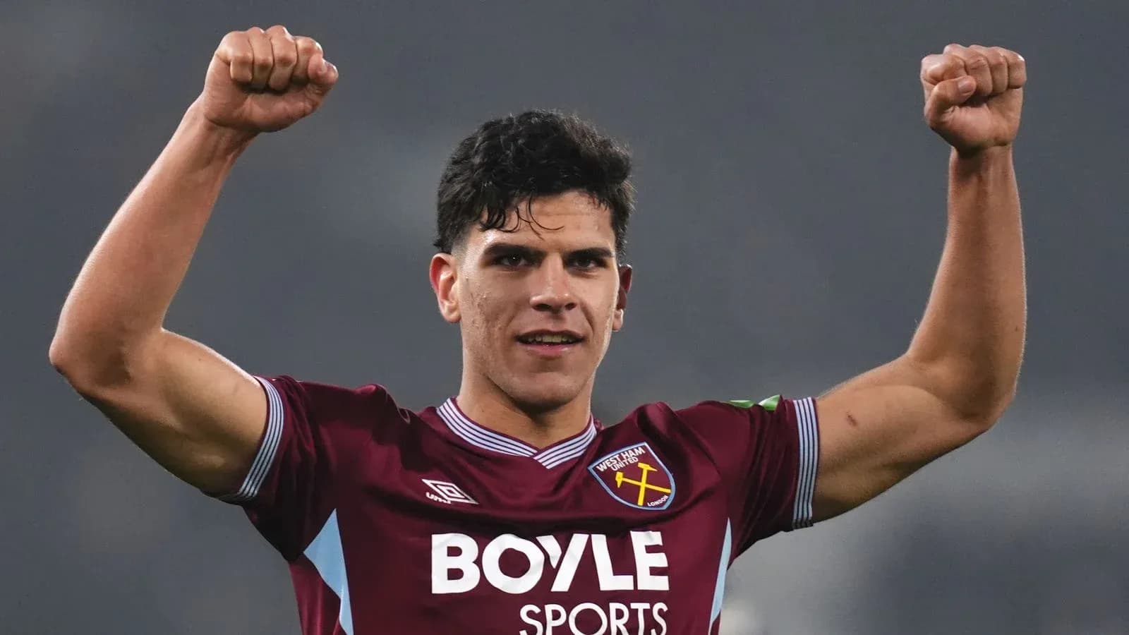 Jugador de West Ham United celebrando con los brazos en alto