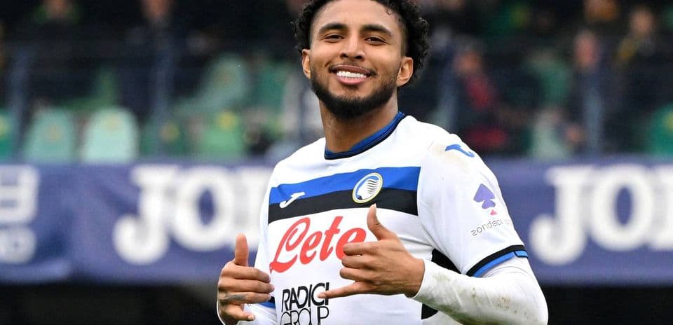 Jugador de Atalanta sonriendo en el campo