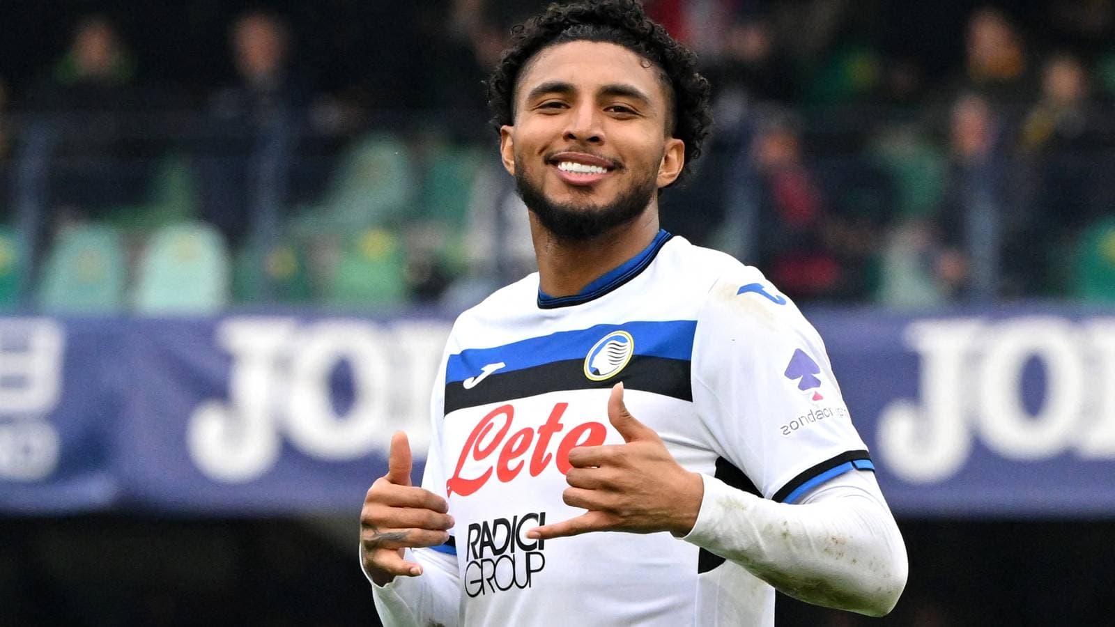 Jugador de Atalanta sonriendo en el campo
