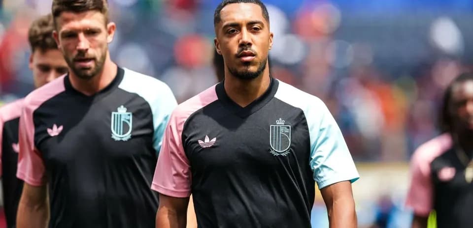 Jugadores caminando juntos antes del partido