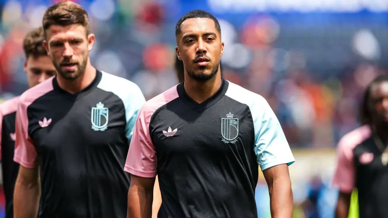 Jugadores caminando juntos antes del partido