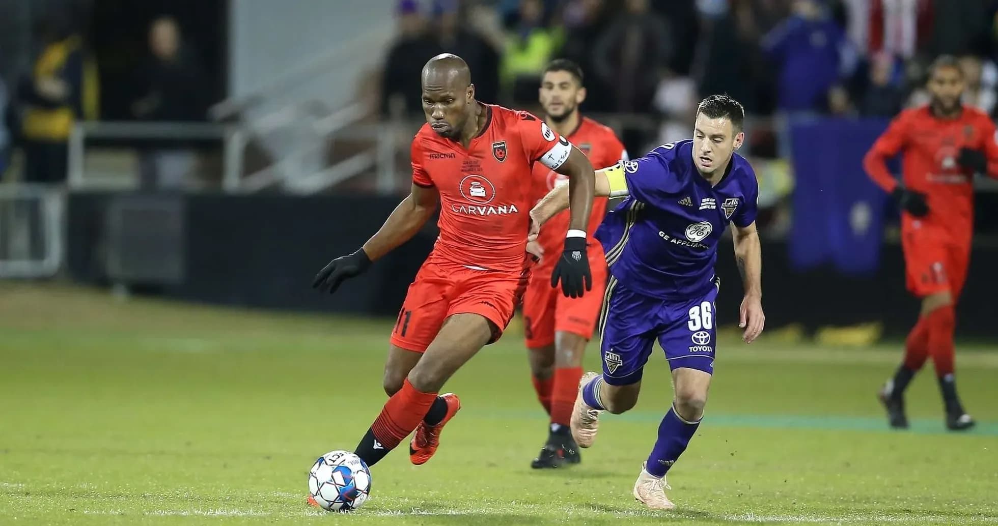 Jugador de Phoenix Rising driblando en el partido