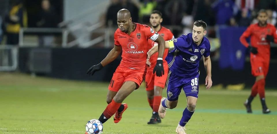 Jugador de Phoenix Rising driblando en el partido