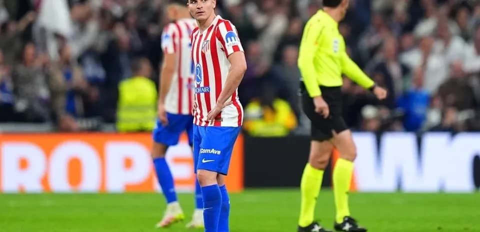 Jugador del Atlético de Madrid en el campo durante el partido