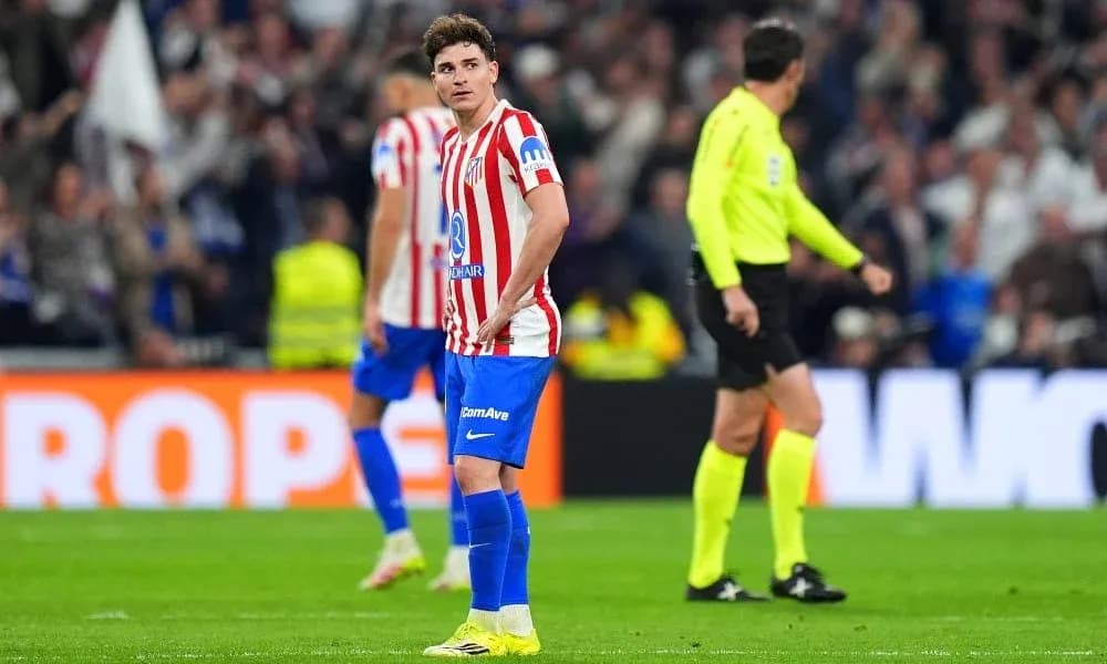 Jugador del Atlético de Madrid en el campo durante el partido