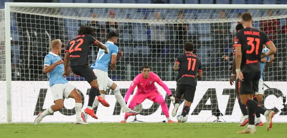 Acción durante el partido Lazio vs AC Milan