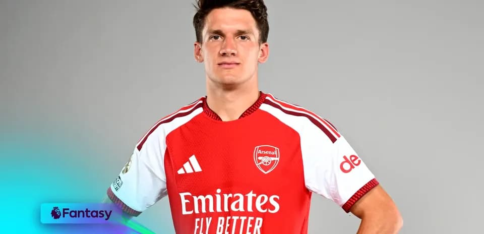 Jugador del Arsenal posando con camiseta del equipo