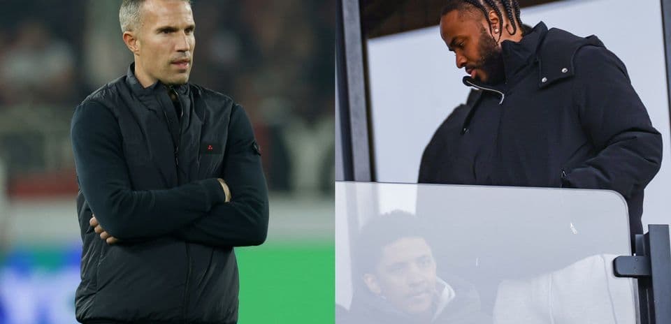 Entrenador y jugador observando el partido desde la tribuna
