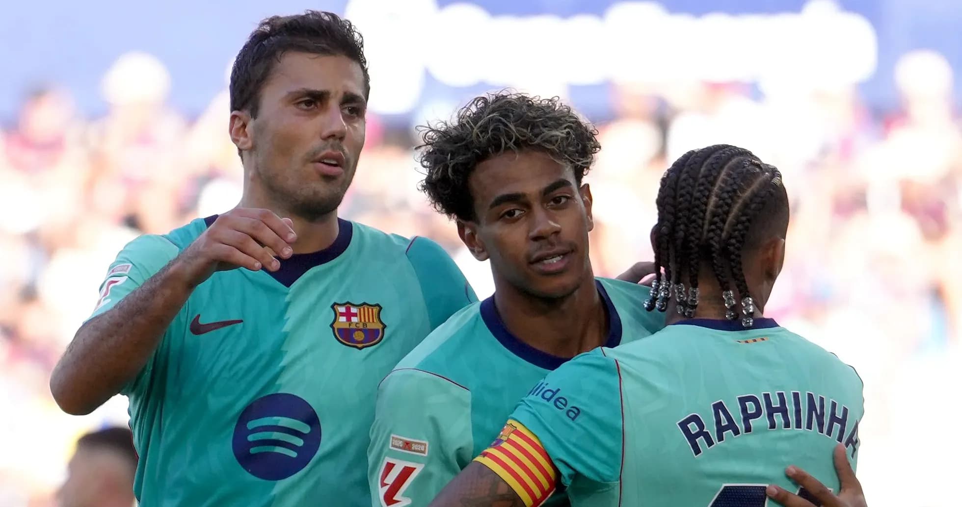 Jugadores de Barcelona celebrando un gol juntos