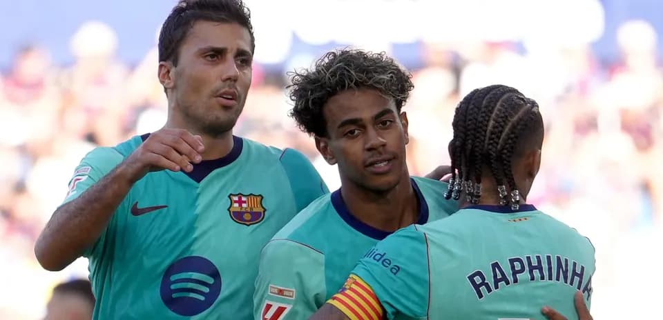 Jugadores de Barcelona celebrando un gol juntos